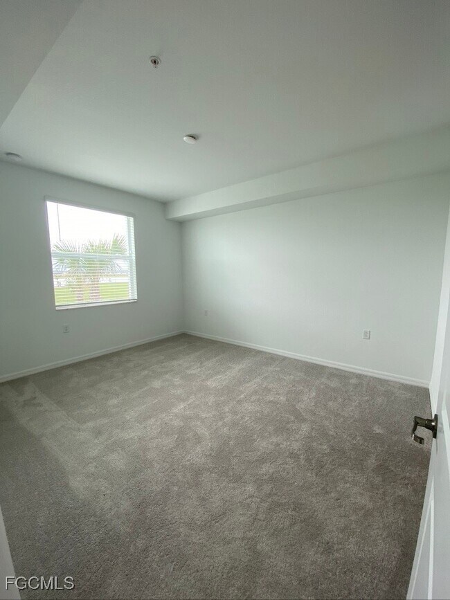 Building Photo - 15275 Grn Acrs Ave