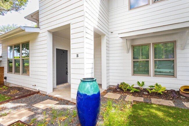 Foto del edificio - Modern Elegance Meets Vibrant Living in th...