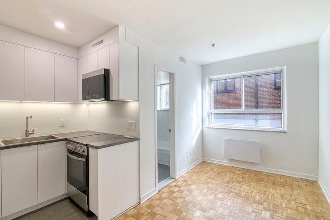 Building Photo - 25 Av des Pins O