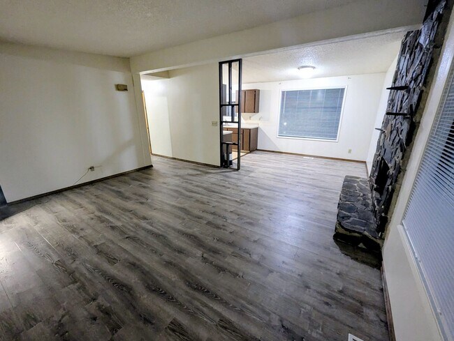 Foto del edificio - 4 BD/2BA Single Family Home in Dredge Lake...