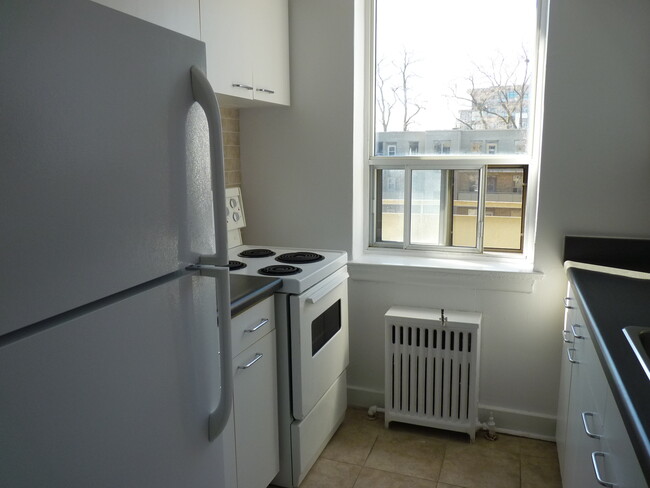 Kitchen - 1 bedroom - Humber River Apartments