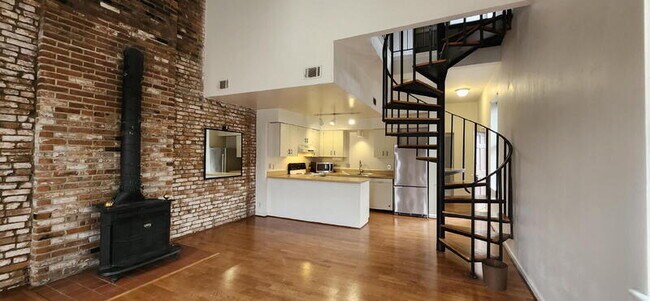 Foto del edificio - 1016 Russell Blvd