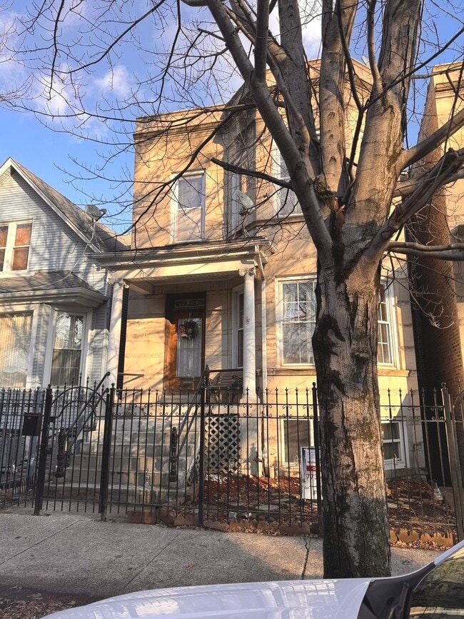 Foto del edificio - 2927 N Sacramento Ave