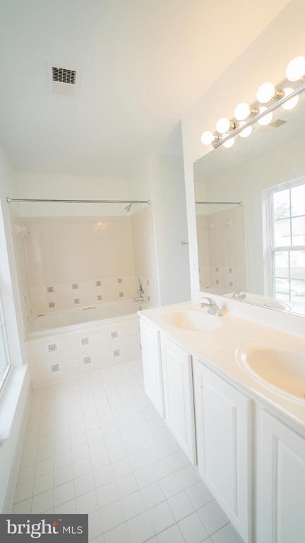 Building Photo - 16919 Gentle Wood Ln