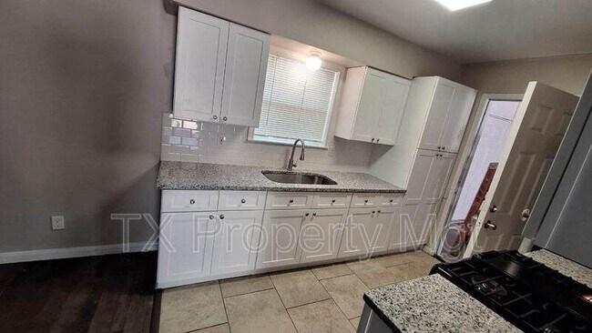 Building Photo - 4646 Ridgepoint Dr