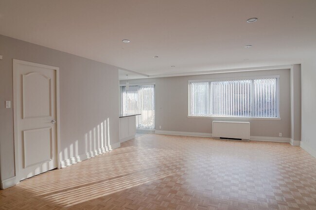 Building Photo - 4555 Av. Bonavista