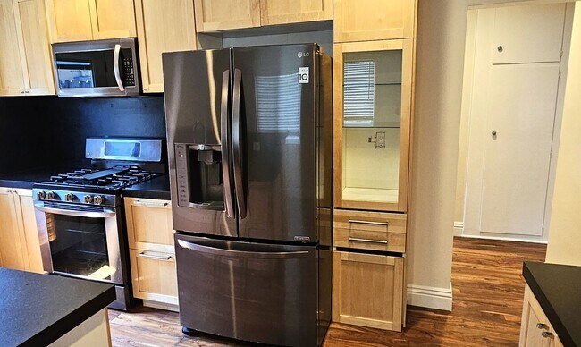Building Photo - Gorgeous Remodeled 2 Bedrooms, 1 Bath Hous...