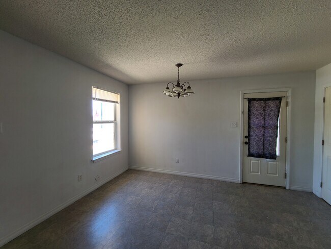 Building Photo - 3541 Kings Dr