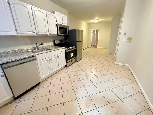 Building Photo - 380 Summit Ave