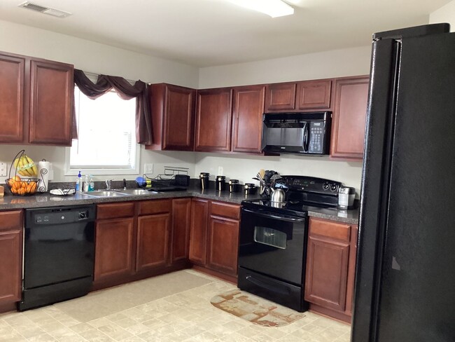Building Photo - Gorgeous Four Bedroom Home in Northeast Co...