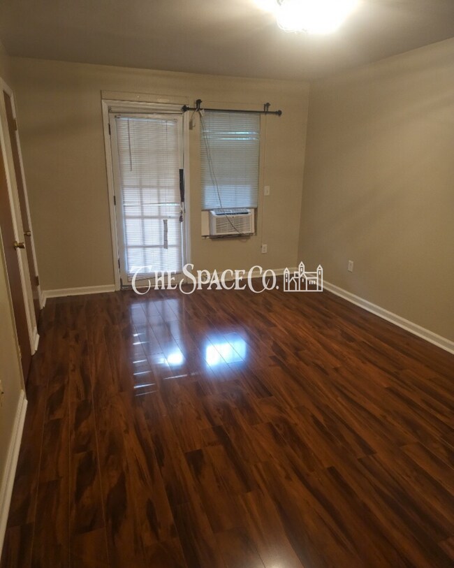Foto del edificio - "Charming 2-Bed Townhouse Retreat on Fleming Road – Spacious Comfort in Charleston!"
