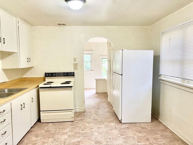 Building Photo - Fabulous 3 Bedroom 1 Bath Vintage Home in ...
