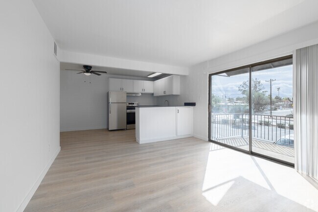 1 habitación, 1 baño - 600 pies cuadrados - Sala de estar - Royal Palms Apartments