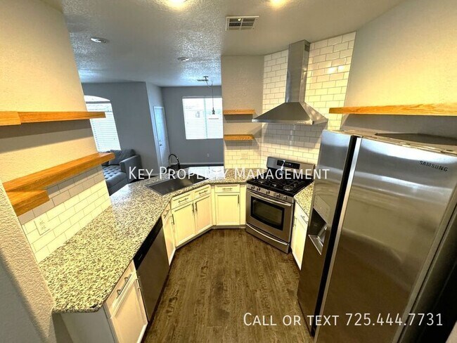 Foto del edificio - ONE STORY UPGRADED 2 BEDROOM SOLAR-POWERED...