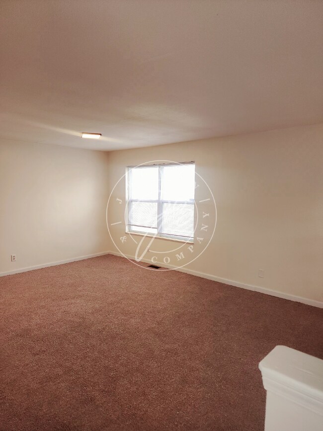 Building Photo - Charming 4-Bedroom Rental fully updated an...