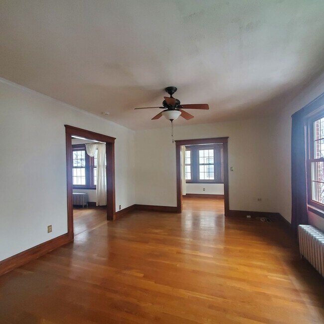 Foto del edificio - Charming Roslindale 2 Bd 1 Bath w Garage and Green Space