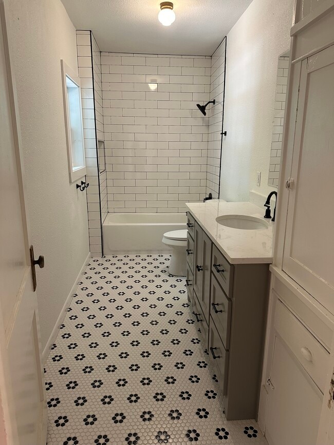 Bathrooom - 226 N West St