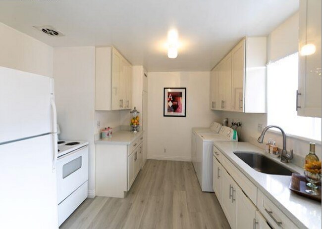 Kitchen - 407 Meek Ave