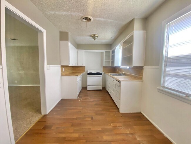 Foto del edificio - 3 bedroom 2 bath within walking distance o...