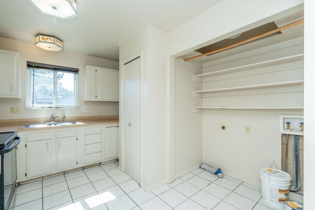 Building Photo - Nice 3 bedroom 1 bath Home close to Downto...