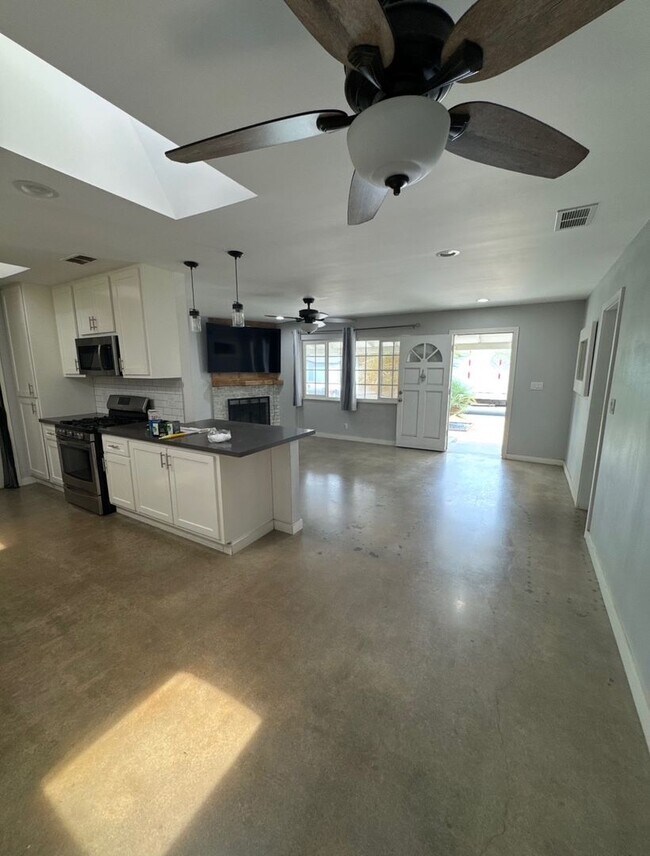 Building Photo - AMAZING INTERIOR 4 BEDROOM / 2 BATHROOM RE...