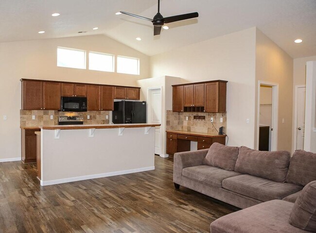 Foto del edificio - 3 Bed Home with Attached Garage
