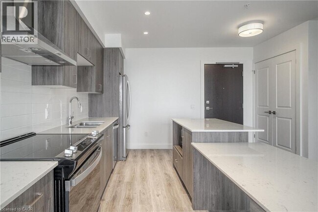 Photo du bâtiment - 50 Grand Ave S