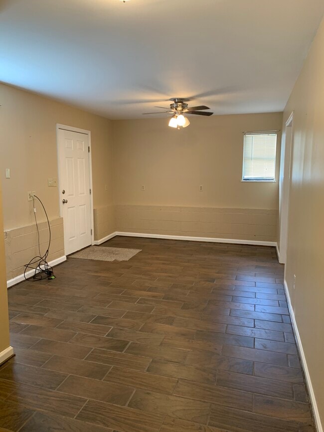 Building Photo - 2203 Golf Course Rd