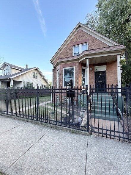 Building Photo - 223 W 106th St