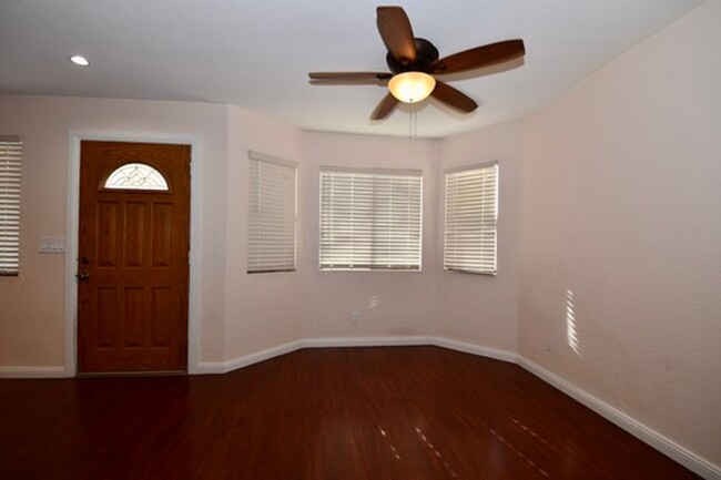 Foto del edificio - Lovely  2-Bed 2-Bath  Condo at Baycliff Cr...