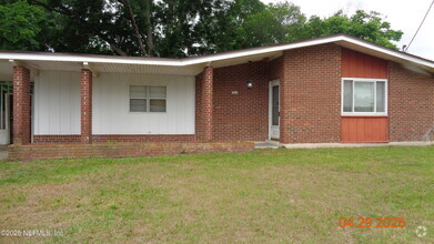 Building Photo - 1204 Crown Dr
