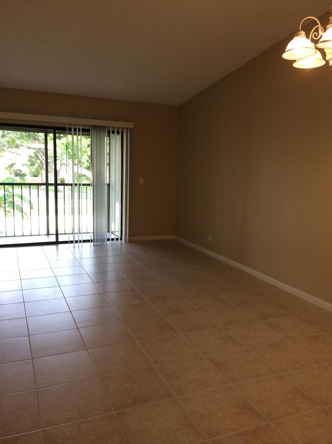 Building Photo - 6649 Somerset Dr