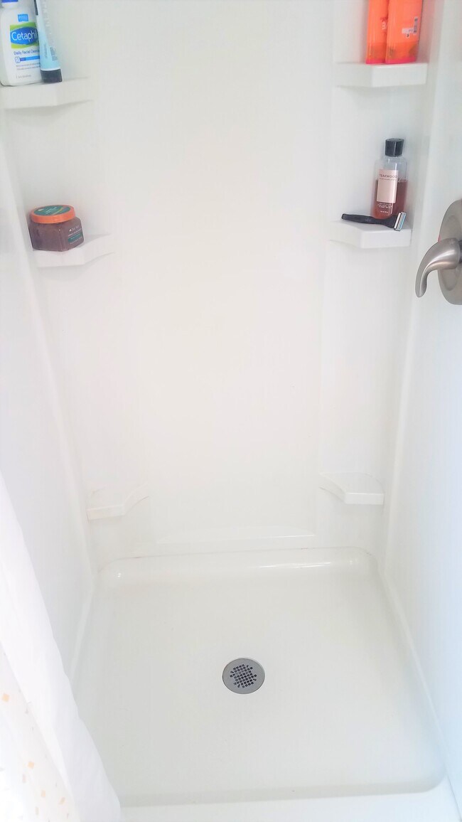 Ducha independiente de primera calidad - 1409 Maryland Ave