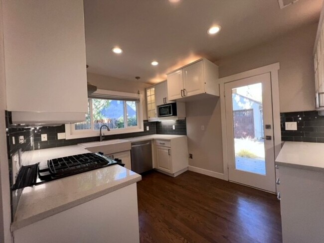 Building Photo - Beautiful East Sac home just blocks from M...