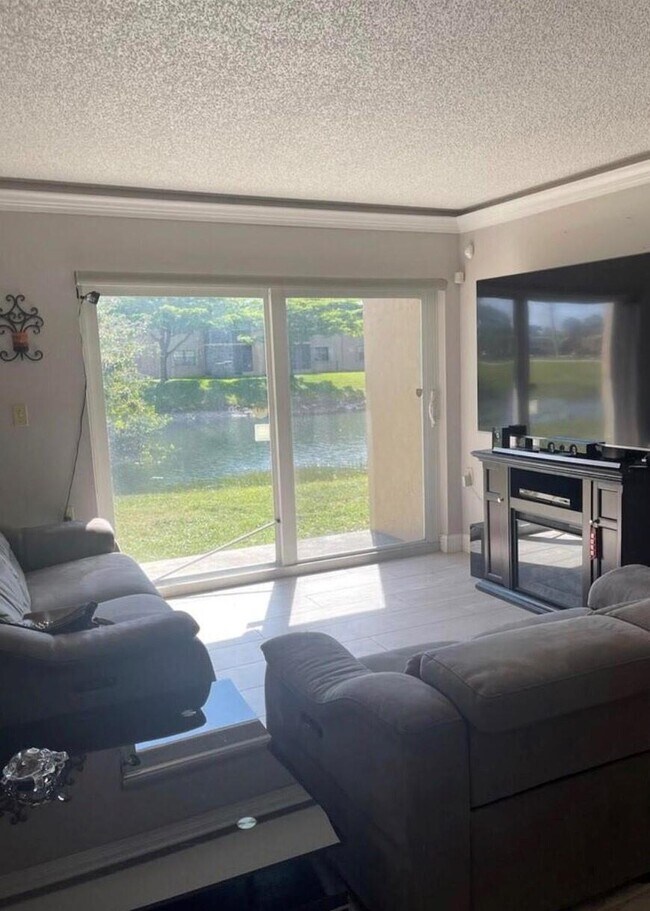 Foto del edificio - 1198 Lake Terry Dr