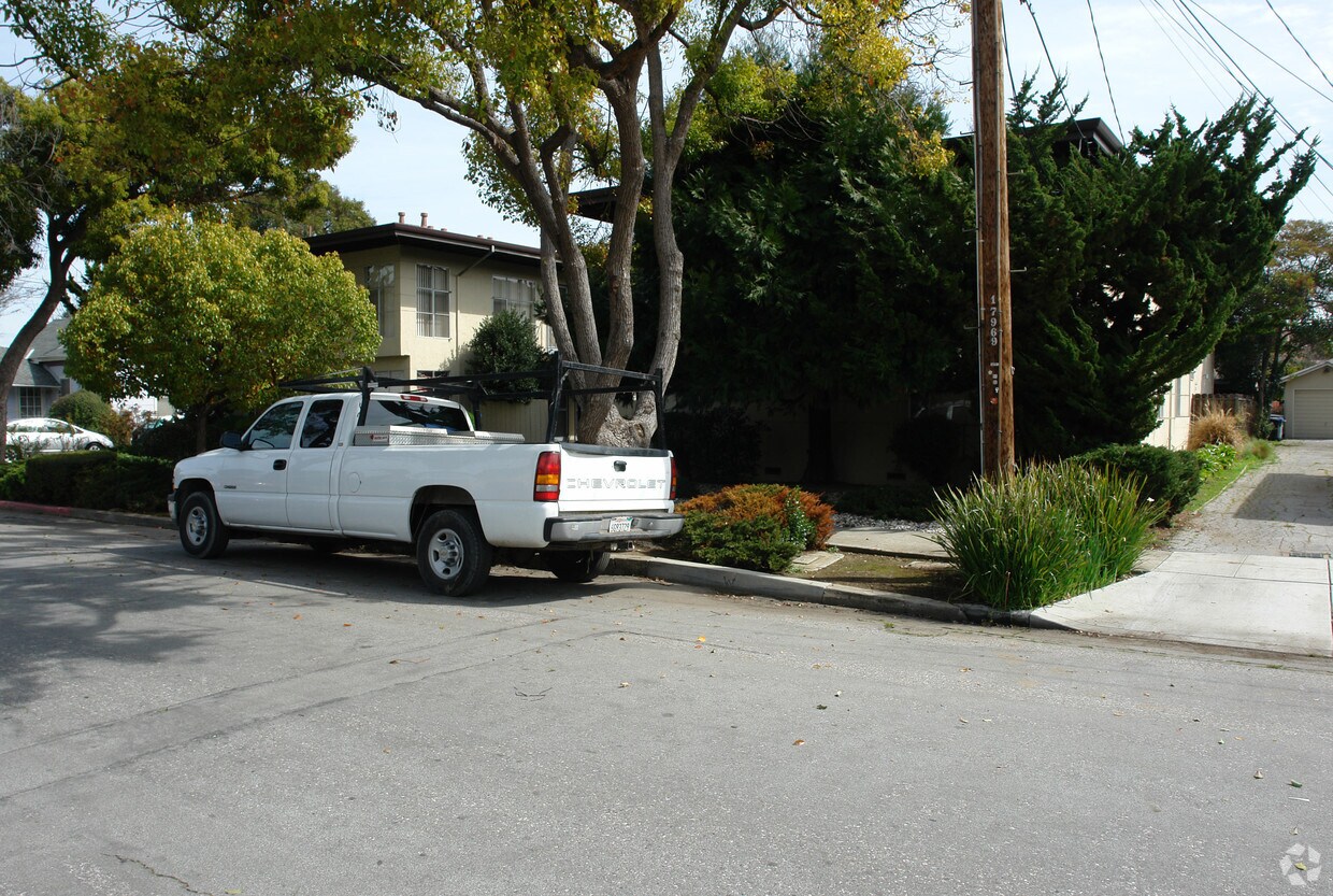 Building Photo - 345 Oak Street