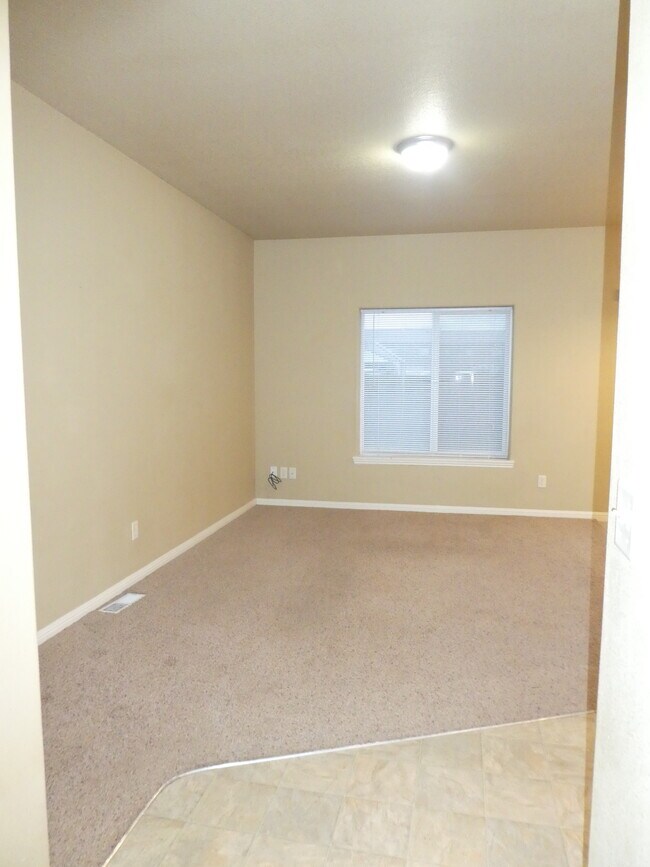 528 Fenton Ave, Molalla, OR 97038 Townhome Rentals in Molalla OR