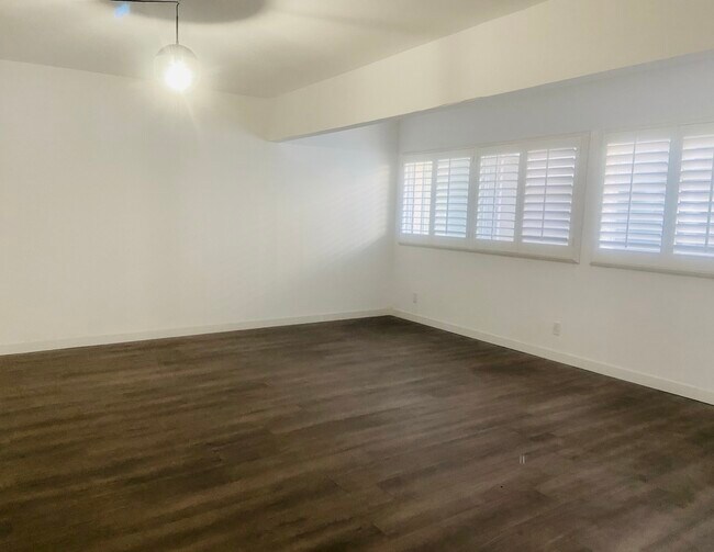 Sala de bonificación en planta baja - 950 Palo Verde Ave