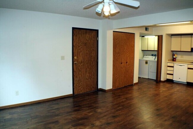 Foto del edificio - $1,025 | 2 Bedroom, 1 Bathroom Condo | Pet...