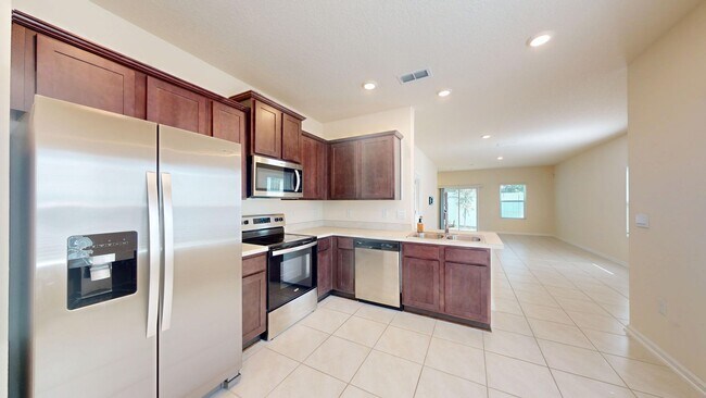 Building Photo - Beautiful End-Unit Townhome in Capitol Par...