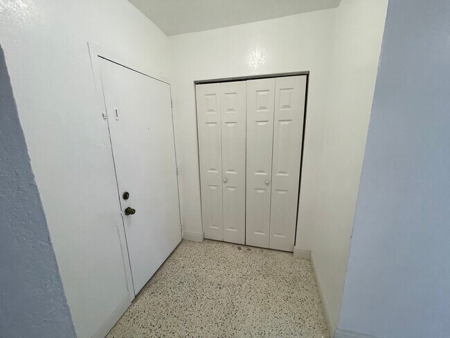 Entrada - 665 NE 83rd Ter