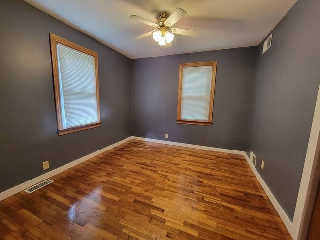 Building Photo - Three Bedroom Home in Marshall