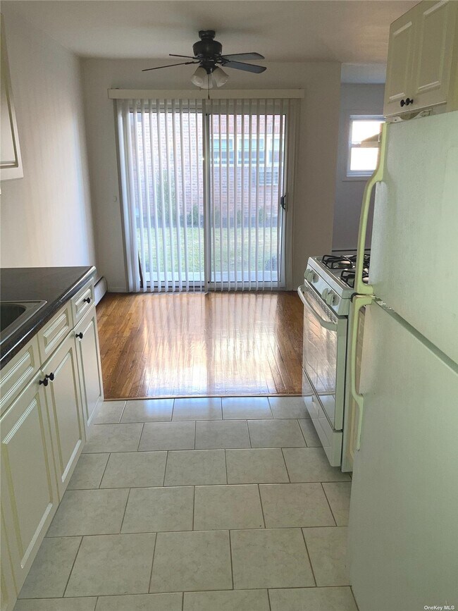 26 Ivy St Unit 8A, Farmingdale, NY 11735 Room for Rent in Farmingdale