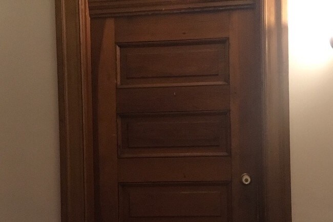 Puerta del apartamento - 4124 W Pine Blvd