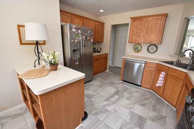 Building Photo - Home in Farmington Hills, 3 bedroom, 2 bath. Close to Notre Dame!