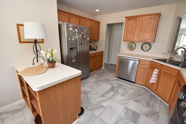 Foto del edificio - Home in Farmington Hills, 3 bedroom, 2 bath. Close to Notre Dame!