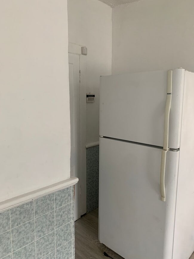 Building Photo - 511 E Elm St