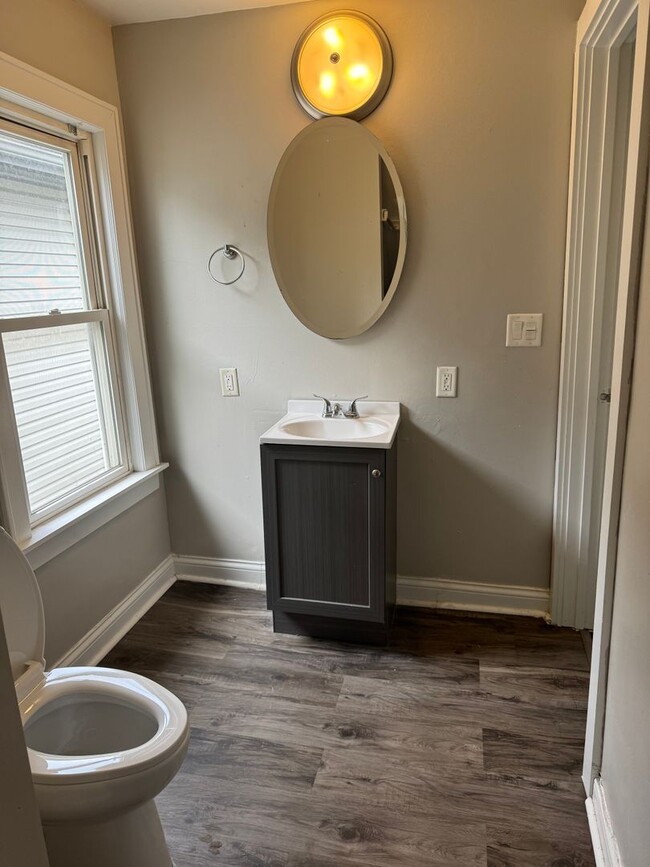 Building Photo - 3 Bedroom Single Family