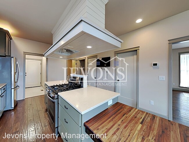 Building Photo - 4 br, 3 bath House - 221 4th Ave
