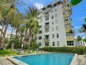 Building Photo - 2421 Lake Pancoast Dr